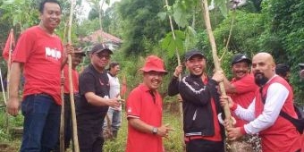 Ratusan Kader PDIP Kota Batu Hijaukan TPA Tlekung