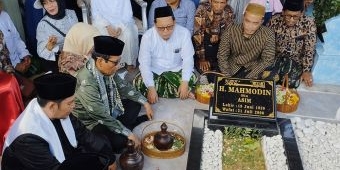 Cawapres Mahfud MD Ziarah ke Makam Sang Ayah di Pamekasan
