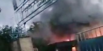 Korsleting, ​Gudang Bekas Pabrik Kertas di Probolinggo Terbakar