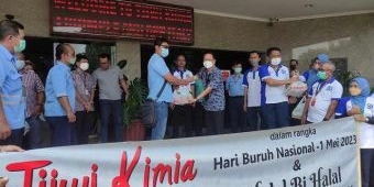 Mayday, SPSI PT Tjiwi Kimia Bagikan 1.000 Nasi Kotak pada Pengguna Jalan