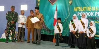 Baznas Jatim Serahkan Bantuan Beasiswa untuk Santri Berprestasi di Bangkalan