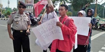 Anggap Kasus Amien Rais Bentuk Kriminalisasi, Tiga Mahasasiswa di Tuban Gelar Aksi ke Kejari