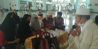 ​Nenek Berusia 70 Tahun dan Anak Berusia 9 Tahun Ikrar Syahadat di Masjid Al Akbar Surabaya