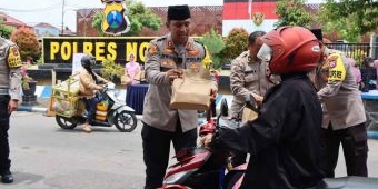 Polres Ngawi Bagikan Paket Makanan dan Berikan Pesan Kepada Pengguna Jalan