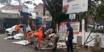 Masa Tenang, Satpol PP Kota Malang Bersihkan APK Caleg dan Capres 