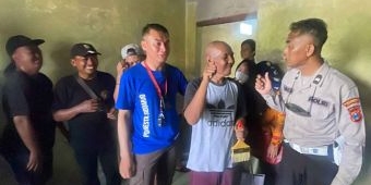 Peduli, Polisi di Sidoarjo Perbaiki Rumah Lansia