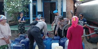 Dilanda Kekeringan, Kapolsek Kejayan Turun Gunung Bagikan Air Bersih