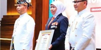Gubernur Khofifah Terima Lencana Emas, Perak, dan Perunggu dari Pemkot Batu