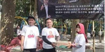Relawan Ganjar Kota Kediri, Gelar Aksi Bersih-bersih dan Bagikan Tempat Sampah 