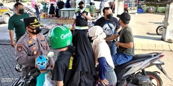 Terjaring Operasi Yustisi, Puluhan Pengunjung Pasar Mojoagung Jombang Ikut Vaksinasi Covid-19