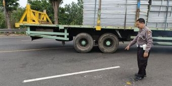 Kecelakaan di Jalan Raya Singkalan, Pengendara Motor Luka Parah Usai Tabrak Truk
