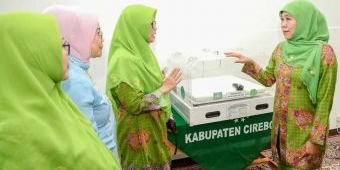 Melalui Muslimat NU Cabang Cirebon, Khofifah Serahkan Bantuan Inkubator dan Fototerapi Gratis