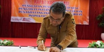 Pj Wali Kota Kediri Zanariah Tanda Tangani Pakta Integritas Antikorupsi