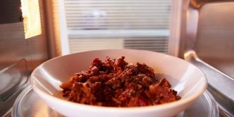 Kesalahan Saat Menghangatkan Makanan, Hati-Hati Bakteri Berkembang