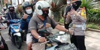 Tidak Mudik dan Patuhi Prokes, Satlantas Polres Batu Berikan Reward Warga Batu