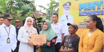 Bupati Mojokerto Beri Bantuan untuk Warga Terdampak Puting Beliung