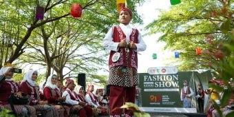 Kenalkan Pakaian Khas Kabupaten Kediri, Dinas Pendidikan Gelar Fashion Show di Taman Hijau SLG