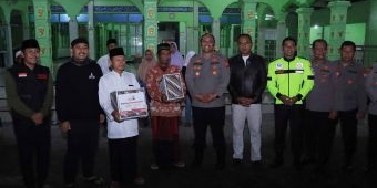 ​Patroli Sahur, Polres Ngawi bersama Forkopimda Bagikan Paket Sembako ke Marbot Masjid