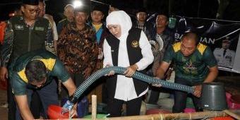 Gubernur Khofifah Distribusikan 10 Ribu Liter Air Bersih di Desa Pasrepan Pasuruan