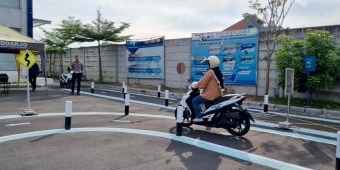 Pemohon SIM Tetap Kesulitan Atasi Lintasan S, Polresta Sidoarjo Berikan Latihan Uji Praktik Gratis
