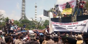 Protes Soal Penghapusan Pupuk Subsidi, Ribuan Petani Tambak di Lamongan Demo Kantor Pemkab dan DPRD