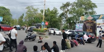 Blokade Jalan Raya, Paguyuban Pemuda Desak Ketua PMI Bangkalan Mundur