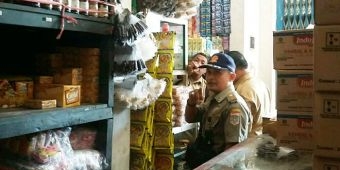 Sisir Pasar dan Pertokoan, Tim Pengawas OMKA Malang Temukan Makanan Kadaluarsa hingga Obat Berbahaya