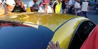 Viral, Mobil Sultan Berwarna Emas Bagikan Uang ke Masyarakat