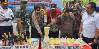 Jelang Nataru, Polres Probolinggo Musnahkan BB Ribuan Miras dan Pil Okerbaya 