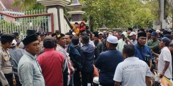 Massa Demo Minta Gubernur Jawa Timur Desak Bupati Pamekasan Untuk Segera Laksanakan Pilkades