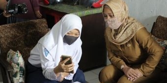 Ning Ita Tinjau Langsung Pemberian Paket Data Gratis ke Rumah Siswa