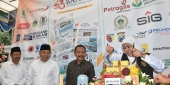 HUT HARIAN BANGSA, Dahlan Datang Pertama, Gubernur Khofifah Potong Tumpeng, Kiai Asep Pimpin Doa