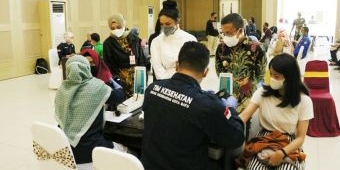 Gratis Migor dan Beras, Masyarakat Kota Batu Ramai-Ramai Ikuti Vaksinasi Bersama Krisdayanti