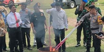 Polres Kediri Kota Musnahkan 2.116 Botol Miras dan 15.012 Butir Obat Keras di Lapangan PP Lirboyo