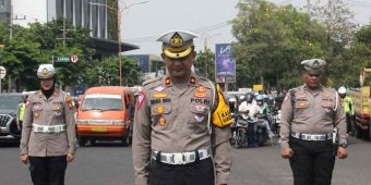 Personel Satlantas Polresta Sidoarjo Ajak Pengguna Jalan Heningkan Cipta saat Hari Pahlawan