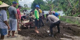 Viral Karena Ditanami Padi, Polisi Turun Tangan Perbaiki Jalan Rusak di Desa Ngepoh Probolinggo