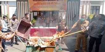 Kejari Kabupaten Probolinggo Musnahkan Barang Bukti Hasil Kejahatan Januari-Desember 2022