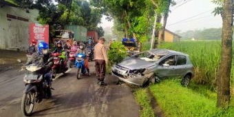 Ngantuk saat Mengemudi, Mobil Sedan Bermuatan 3 Orang Tabrak Pohon di Kediri