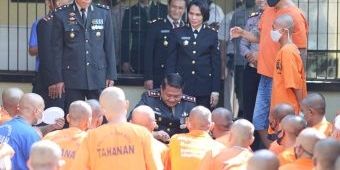 Kapolres Blitar Kota Rayakan Hari Bhayangkara ke-76 Bersama Tahanan