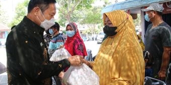 Bupati Yuhronur Serahkan Bansos untuk Pedagang Kompleks Makam Sunan Drajat