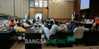 Rapat Bersama Timgar Tertutup, Banggar DPRD Jombang Bantah Ajukan Kenaikan Dana Aspirasi & Mobdin