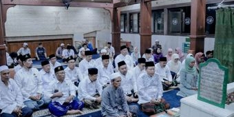 Gubernur Jatim Bersama Bupati Gresik Tarawih di Masjid Jami', Ziarah, dan Bagikan Beras