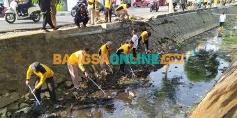Cegah Bencana Banjir, Polres Jombang Bersihkan Aliran Sungai