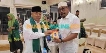 Diundang Gubernur Maluku, Kiai Asep Berikan Buku Kiai Miliarder Tapi Dermawan, Apa yang Diobrolkan
