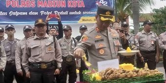 Peringati HUT Ke-42 Satpam, Polres Madiun Kota Gelar Upacara dan Potong Tumpeng