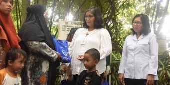 Pj Wali Kota Kediri Serahkan PMT untuk Balita Stunting dan Ibu Hamil KEK saat Kampanye Gemarikan
