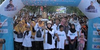 Petrokimia Gresik Ajak Ribuan Masyarakat Pati dan Tegal Jalan Sehat Bersama BUMN