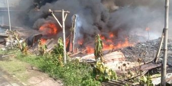 Diduga Korsleting Listrik, Gudang Rongsokan di Sidoarjo Terbakar