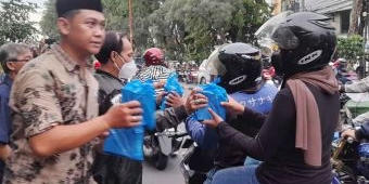 PWI Sidoarjo Bagikan Ratusan Takjil di Jalan Ahmad Yani