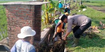 Antisipasi Banjir, Anggota Polsek Ngawi Gelar Kerja Bakti Bersama Warga